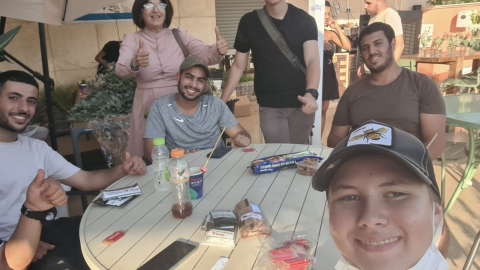 עם חילים פצועים-שושי ומתנדבת.jpg