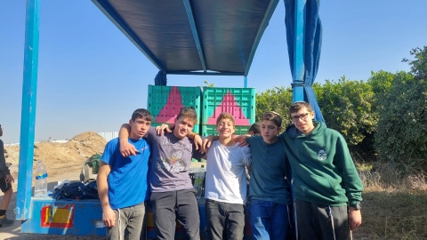 חבריא ג מתנדבים לעזור לחקלאים באופקים.jpg