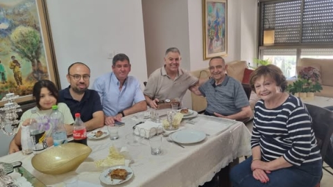 בגבעת שמואל דואגים לאזרחים הותיקים 1.jpg