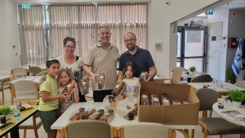 בגבעת שמואל דואגים לאזרחים הותיקים5.jpg