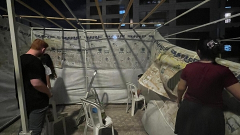 חניכי וחניכות בני עקיבא גבעת שמואל בנו למעלה מ-30 סוכות למשפחות המגוייסות 2.jpg