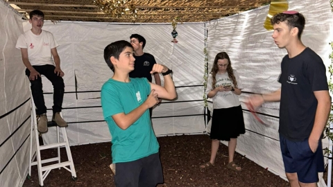 חניכי וחניכות בני עקיבא גבעת שמואל בנו למעלה מ-30 סוכות למשפחות המגוייסות 11.jpg
