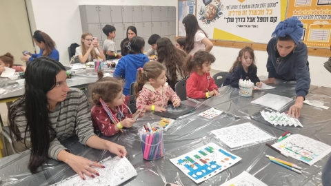 מעגל גבעת שמואל והתיכון ביריד חנוכה מרגש למען הקהילה 2.jpg