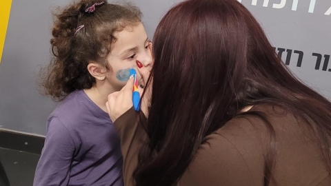 מעגל גבעת שמואל והתיכון ביריד חנוכה מרגש למען הקהילה 5.jpg