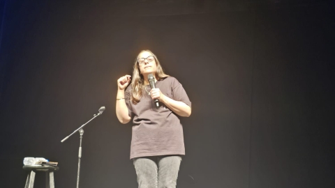 מאות נשים בערב סטנד אפ עם יונה קפח 3.jpg