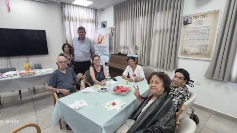 גבעת שמואל דואגת לשורדי השואה 2.jpg
