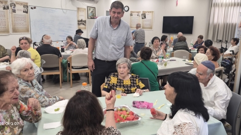 גבעת שמואל דואגת לשורדי השואה 3.jpg