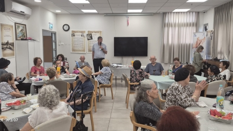 גבעת שמואל דואגת לשורדי השואה 5.jpg