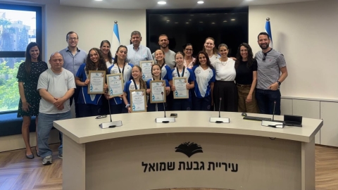 ראש העיר העניק תעודות הוקרה לנבחרת האקרובטיקה 1.jpg